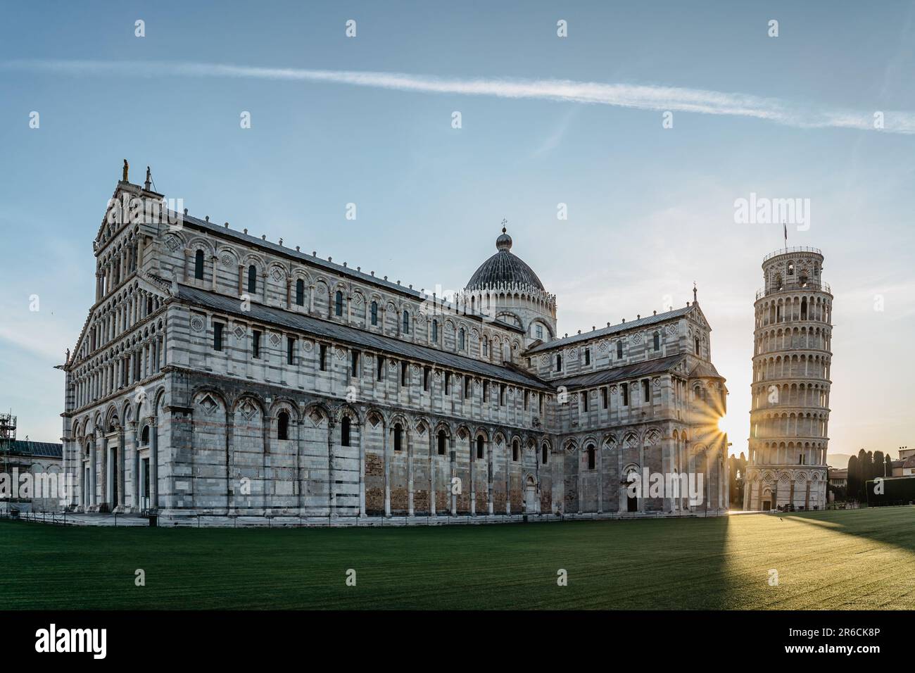 Pisa, Italien-Mai 13,2022. Sonnenaufgang am berühmten Schiefen Turm, freistehender Glockenturm der Kathedrale von Pisa und Baptisterium. Italienische Architektur. UNESCO-Weltkulturerbe. Stockfoto