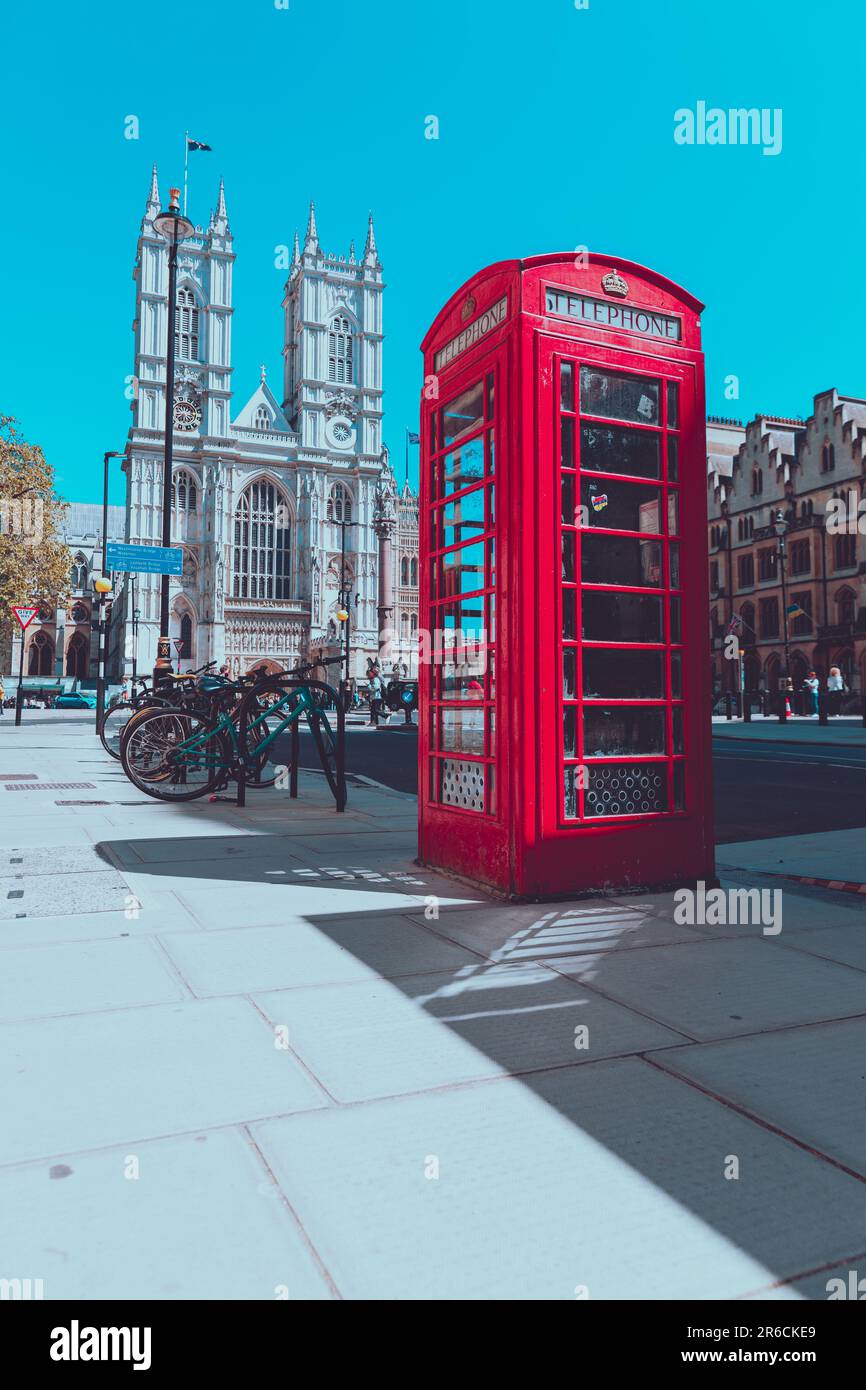 Rote Telefonzelle vor Westminster Abbey, London Stockfoto