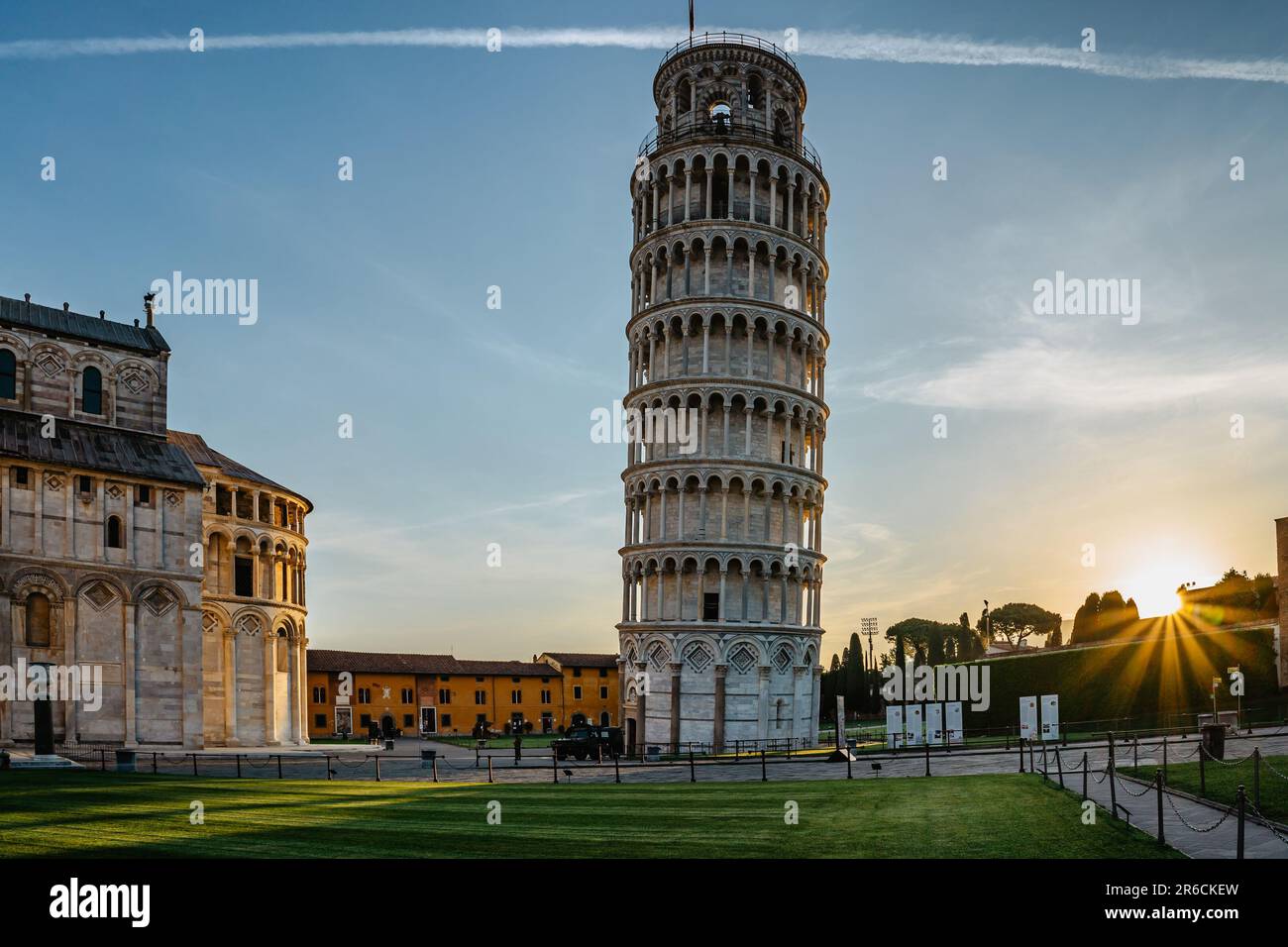 Pisa, Italien-Mai 13,2022. Sonnenaufgang am berühmten Schiefen Turm, freistehender Glockenturm der Kathedrale von Pisa und Baptisterium. Italienische Architektur. UNESCO-Weltkulturerbe. Stockfoto