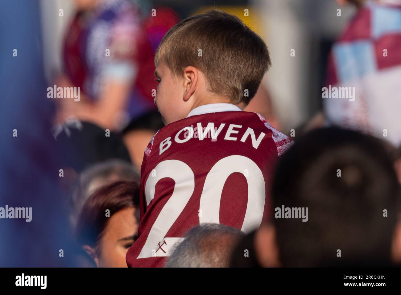 Newham, London, Großbritannien. 8. Juni 2023. Die Spieler und Mitarbeiter des West Ham United Football Club haben den Sieg der UEFA Europa Conference League mit einer Siegesparade im offenen Bus durch den Bezirk gefeiert, von der Champions Statue in der Nähe des alten Boleyn Ground Stadions der Mannschaft bis zum Rathaus von Stratford. Die Fans legten die Strecke zurück, um ihr Team zu feiern und anzufeuern. Kind mit Jarrod Bowen Replica Shirt. Bowen hat gewonnen Stockfoto