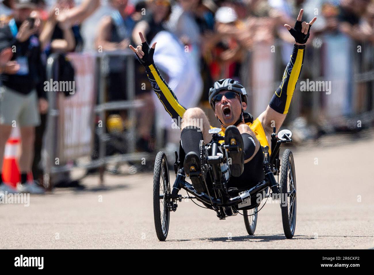 San Diego, Kalifornien, USA. 4. Juni 2023. USA Army Sgt. 1. Klasse Joshua Keefer gewinnt die Liegefahrrad-Veranstaltung für Männer während der DoD Warrior Games 2023 auf der Marinebasis Coronado in San Diego, Kalifornien 4. Juni 2023. Kredit: DoD/ZUMA Press Wire Service/ZUMAPRESS.com/Alamy Live News Stockfoto