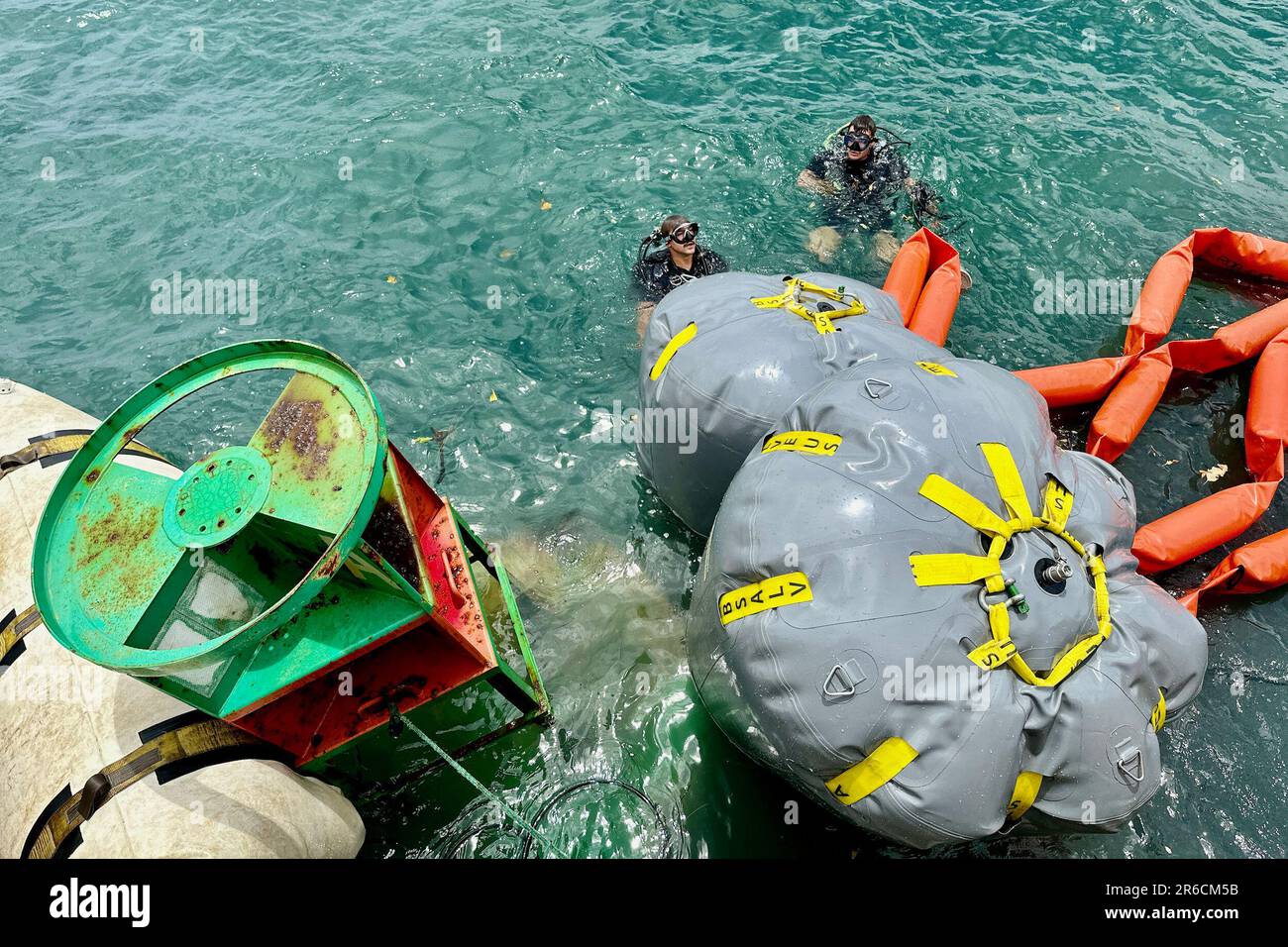 Guam. 6. Juni 2023. Die Küstenwache arbeitet mit einer umgeschobenen Boje in Apra Harbor, Guam, 6. Juni 2023. Die Taucher benutzten Hebegurte, um die Boje zu heben, bevor die Navy Seabees einen Kran benutzten, um sie zum Pier zu bringen. Die Gegend erholt sich von den Schäden, die der Taifun Mawar angerichtet hat. Kredit: USA Küstenwache/ZUMA Press Wire Service/ZUMAPRESS.com/Alamy Live News Stockfoto