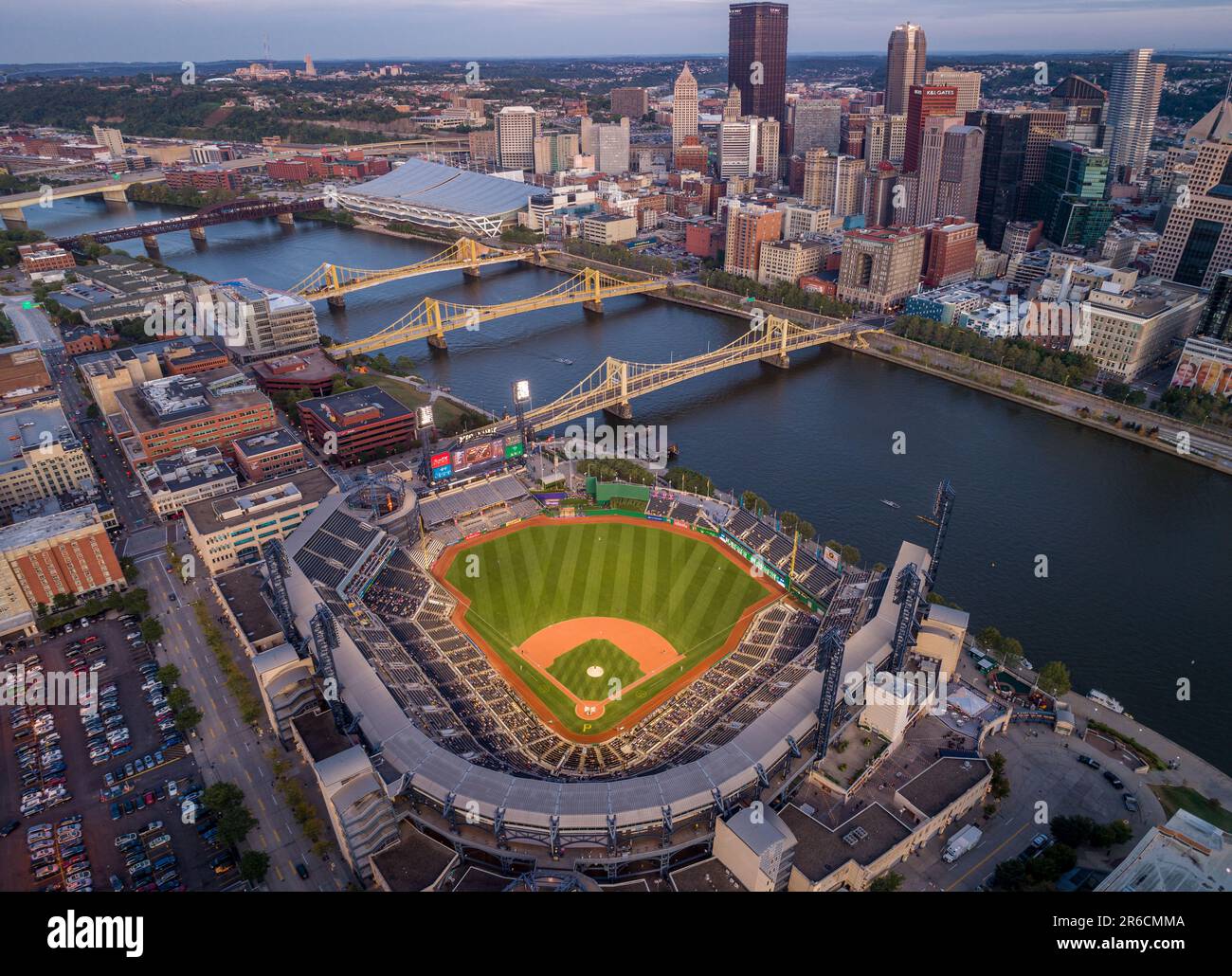 PNC Baseball Park in Pittsburgh, Pennsylvania. PNC Park ist seit 2001 die Heimat der Pittsburgh Pirates. Drohnen-Perspektive Stockfoto