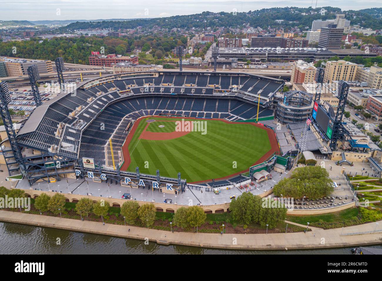 PNC Baseball Park in Pittsburgh, Pennsylvania. PNC Park ist seit 2001 die Heimat der Pittsburgh Pirates. Drohnen-Perspektive Stockfoto