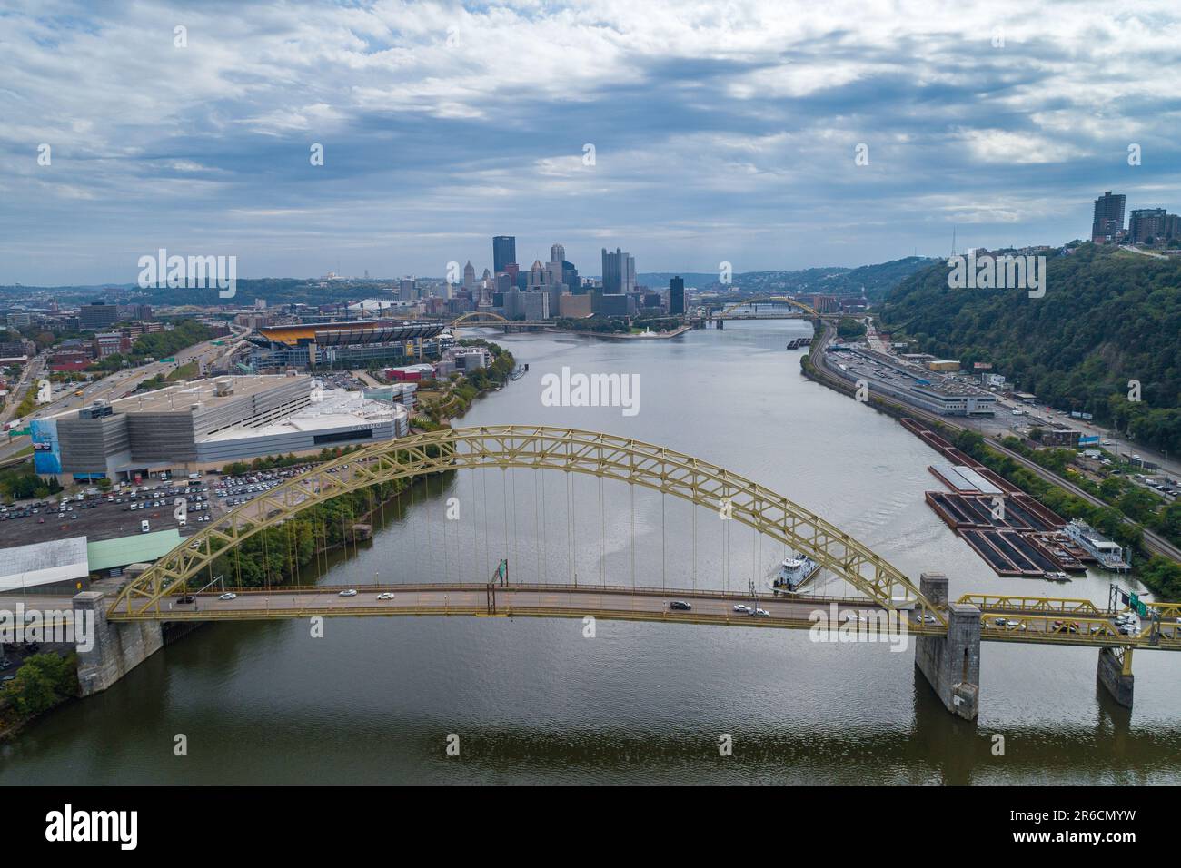 West End Bridge in Pittsburgh, Pennsylvania. Wunderschöne Stadtlandschaft, Skyline im Hintergrund. Wolkiger Blauer Himmel Stockfoto