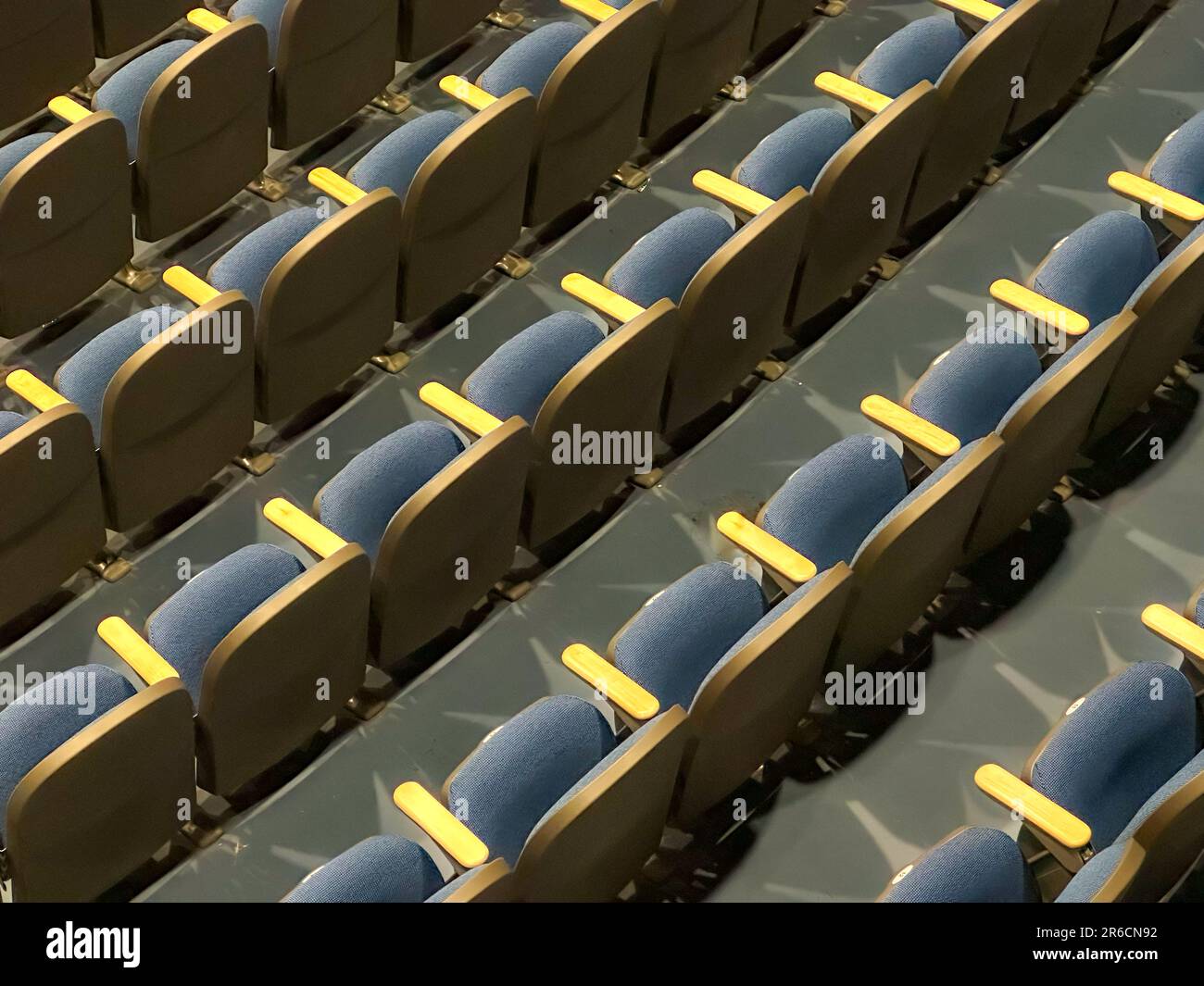 Leeres graues und blaues Theater, Sitzplätze, Stühle. Stockfoto