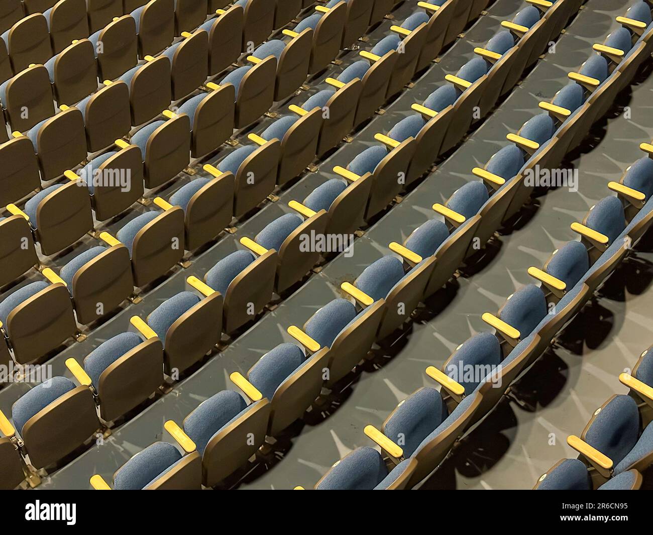 Leeres graues und blaues Theater, Sitzplätze, Stühle. Stockfoto