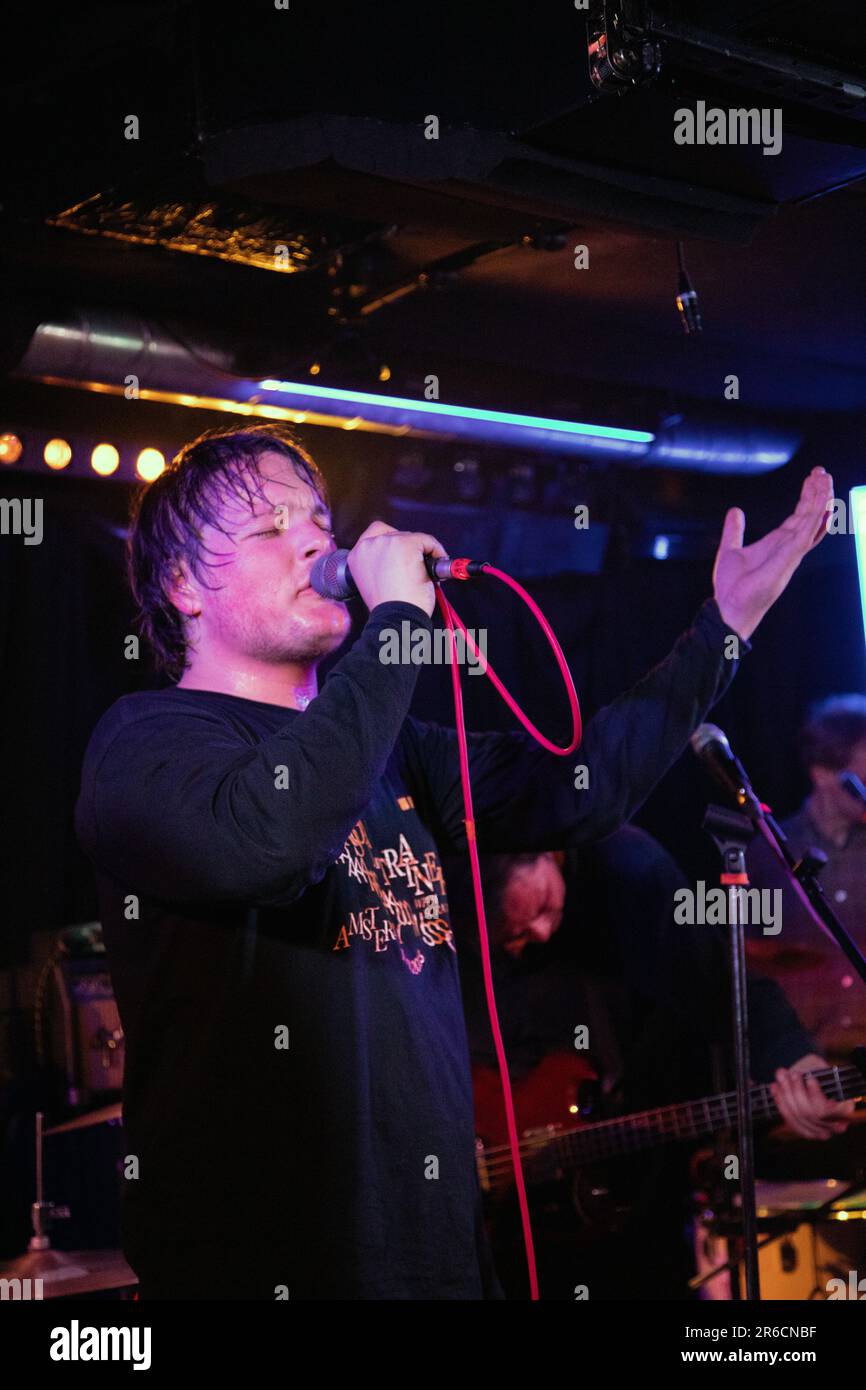 Willem Smit von der niederländischen Indie-Band Personal Trainer auf der Bühne in der Ramsgate Music Hall, Kent, Großbritannien, 29/05/2023. Stockfoto