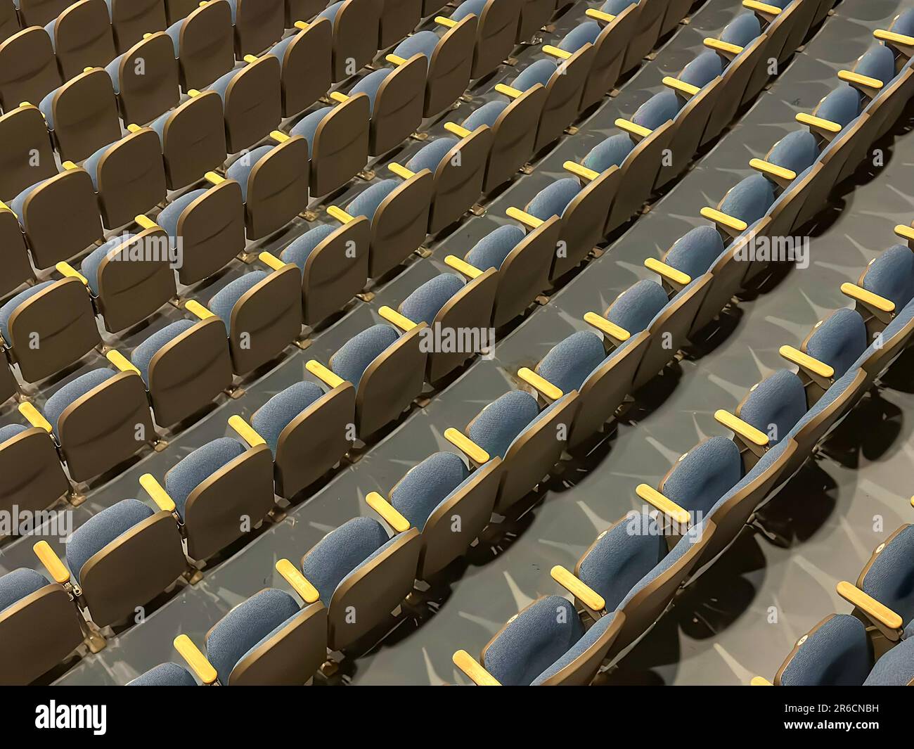 Leeres graues und blaues Theater, Sitzplätze, Stühle. Stockfoto