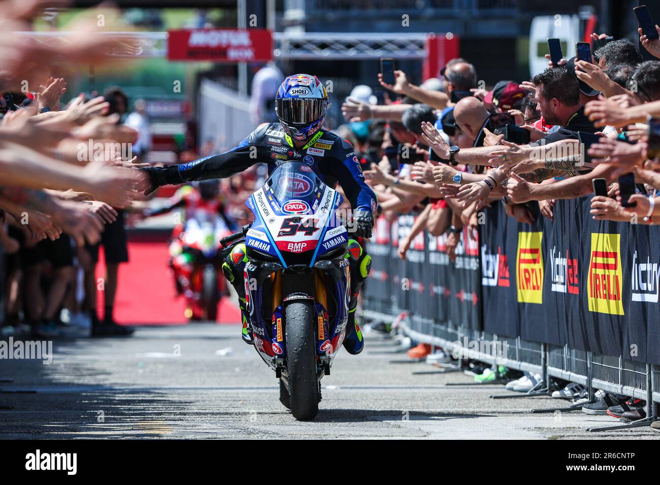 Misano Adriatico, Italien. 03. Juni 2023. Toprak Razgatlioglu von Pata Yamaha Prometeon WorldSBK mit Yamaha YZF R1 feiert mit Fans während der FIM SBK Superbike World Championship Pirelli Emilia-Romagna Runde auf dem Misano World Circuit. (Foto: Fabrizio Carabelli/SOPA Images/Sipa USA) Guthaben: SIPA USA/Alamy Live News Stockfoto