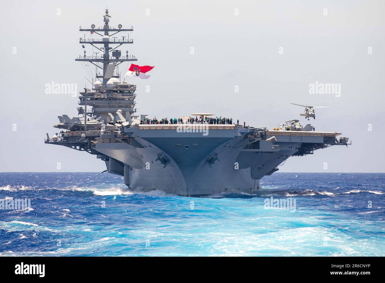 Philippinen-Meer. 3. Juni 2023. Ein MH-60R Sea Hawk Hubschrauber startet vom Flugdeck der USA USS Ronald Reagan (CVN 76), der einzige Flugzeugträger der Navy in der Philippinischen See, 3. Juni 2023. Ronald Reagan, das Flaggschiff der Carrier Strike Group 5, stellt eine kampfbereite Truppe bereit, die die USA schützt und verteidigt und Bündnisse, Partnerschaften und kollektive maritime Interessen im Indo-Pazifik-Raum unterstützt. Kredit: USA Navy/ZUMA Press Wire Service/ZUMAPRESS.com/Alamy Live News Stockfoto