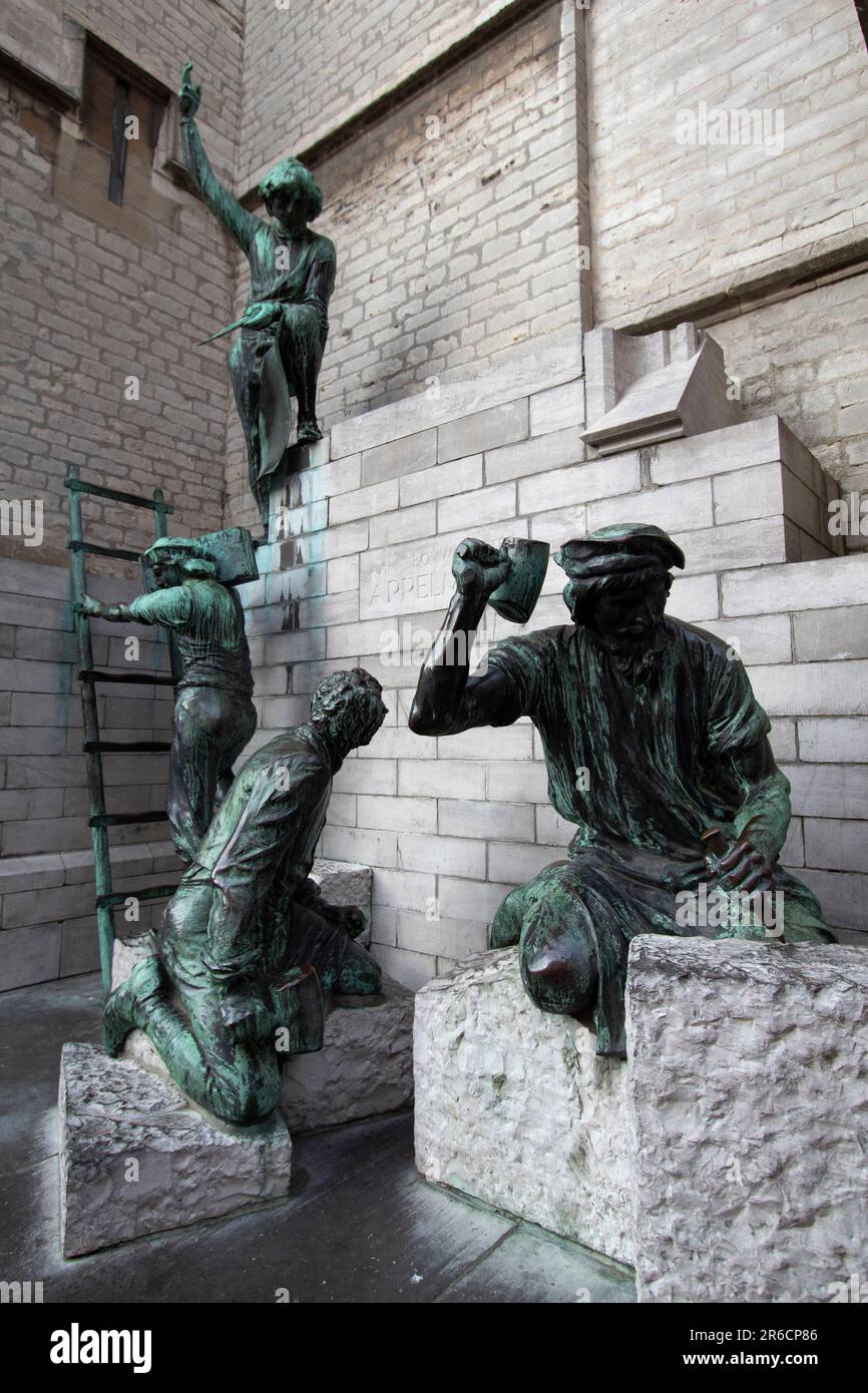 Statue von Steinmauern - eine Gedenkstätte für den Dom-Erbauer Pieter Appelmans von Jef Lambeaux vor der Kathedrale, Antwerpen Belgien Stockfoto