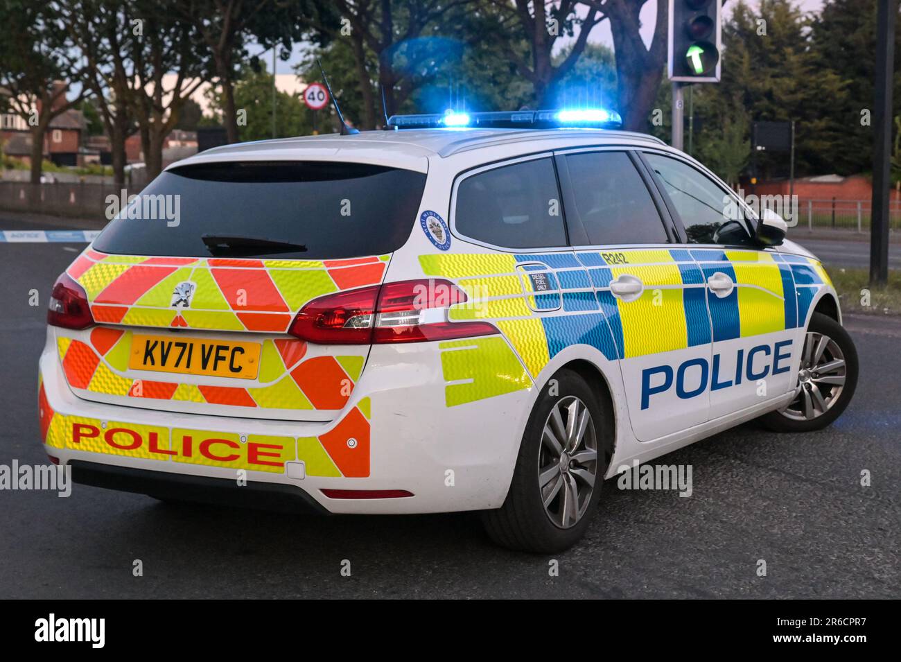 Coventry Road, Birmingham, 8. Juni 2023 - Kind stirbt vom BMW-Fahrer überfahren - West Midlands Police untersucht einen dunkelorange gefärbten BMW 3 Series, nachdem der Fahrer am Donnerstagabend gegen einen jungen Radfahrer auf der Coventry Road in der Nähe der Hay Mills und South Yardley Gegend von Birmingham zusammengestoßen war. Mark Roberts, ein Zeuge sagte auf Twitter: 'Zeuge eines RTI (Verkehrsunfall) auf der Coventry Road Richtung Flughafen. "Das Auto fuhr los, überquerte zwei Spuren und traf einen Radfahrer." Die Beamten sperrten die normalerweise befahrene Hauptstraße, die zum Flughafen Birmingham führt, gegen 7pm Uhr am Donnerstagabend als Spezialist Stockfoto