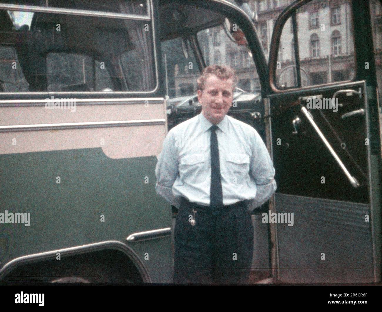 1950er Dänemark - Busfahrer steht vor dem Tourbus, Tür offen, Minox 8mm Filmscan Stockfoto