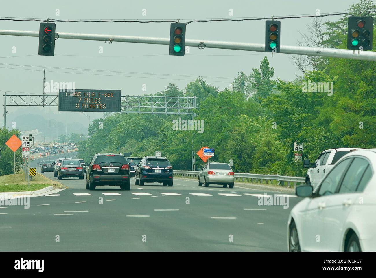 Fairfax, Virginia, USA - 8. Juni 2023: Ein rauchiger Dunst umhüllt die Gegend um Fairfax, während Pendler sich der Interstate 66 in diesem Vorort von Washington, D.C., nähern. Die gesamte Metropolregion Washington, DC, unterliegt weiterhin einem Code Purple Air Quality Alert als Folge von Waldbränden in Kanada. (Bild: ©John M. Chase / Alamy Live News) Stockfoto