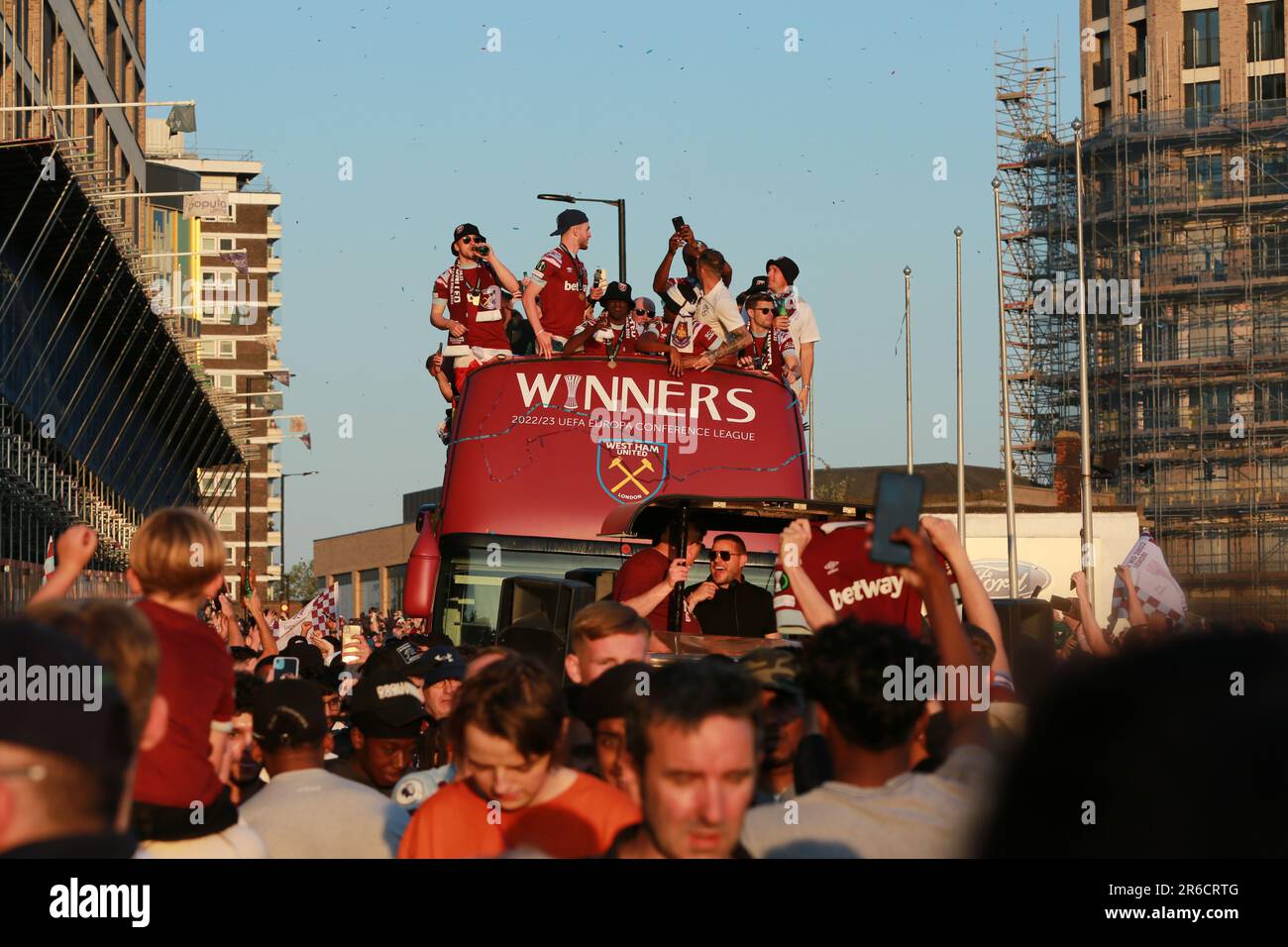 London, Großbritannien. 08. Juni 2023 Die Trophäenparade von West Ham United nach dem Sieg der Europa Conference League. Spieler und Fans von West Ham feiern ihren Sieg der Europa Conference League mit einer Busparade mit offenem Oberdeck am Donnerstagabend in East London. Kredit: Waldemar Sikora/Alamy Live News Stockfoto