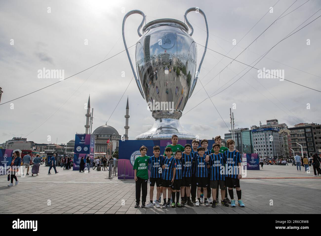 Istanbul, Türkei. 08. Juni 2023. Kinder mit Inter-Academy-Trikots posieren vor der riesigen Trophäe der UEFA Champions League 2023 für Fotos. Manchester City und Inter werden sich im Endspiel, das am Samstag, den 10. Juni 2023, im Atatürk-Olympiastadion den Sieger der UEFA Champions League-Saison bestimmen wird, gegenüberstehen. Im Rahmen des Festivals wurden in Taksim eine riesige Trophäe der Champions League und ein Fußballmodell gesehen. Es stieß auf großes Interesse bei einheimischen und ausländischen Touristen. (Foto: Onur Dogman/SOPA Images/Sipa USA) Guthaben: SIPA USA/Alamy Live News Stockfoto