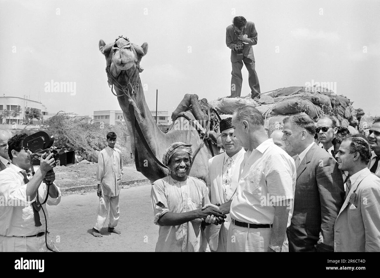 USA Vizepräsident Lyndon B. Johnson, Handschlag mit Kamelfahrer, Karatschi, Pakistan, Thomas J. O'Halloran, USA News & World Report Magazine Fotosammlung, 20. Mai 1961 Stockfoto