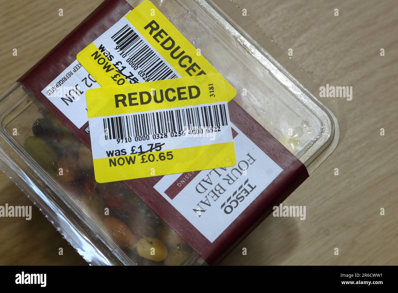 Tesco Supermarkt hat Preisaufkleber auf Lebensmitteln reduziert. England Großbritannien. Preissenkung bei Lebensmitteln, Preisnachlass nach Datum Stockfoto