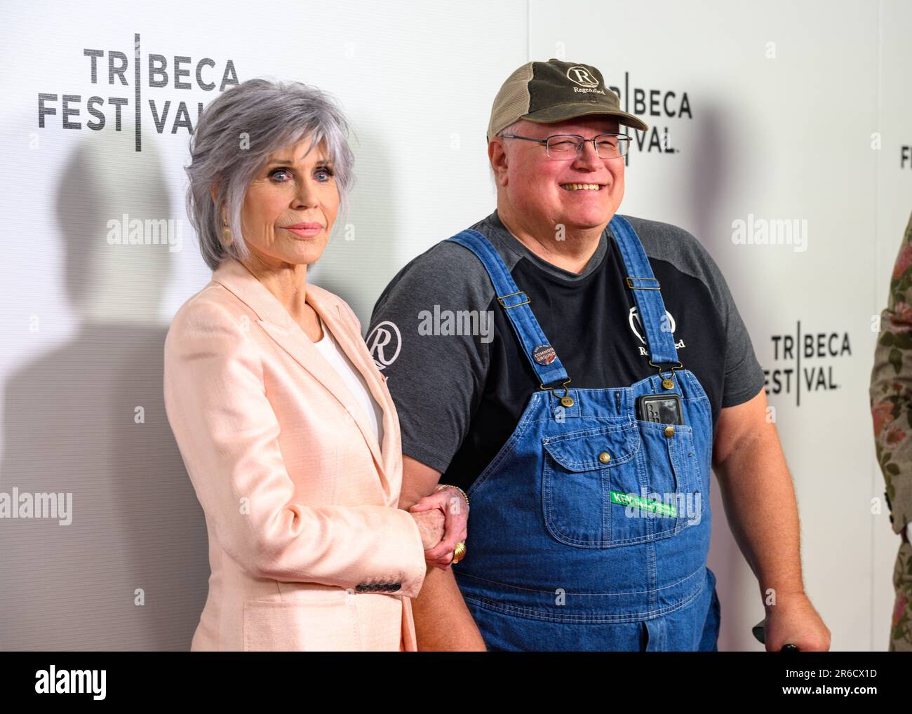 New York, USA. 8. Juni 2023. Die Schauspielerin und Aktivistin Jane Fonda präsentiert mit dem Bauern und Pionier der Bodengesundheitsbewegung Gabe Brown auf der Weltpremiere des Dokumentarfilms „Common Ground“, der von Josh und Rebecca Tickell gemeinsam geleitet wird, beim Tribeca Film Festival. Kredit: Enrique Shore/Alamy Live News Stockfoto