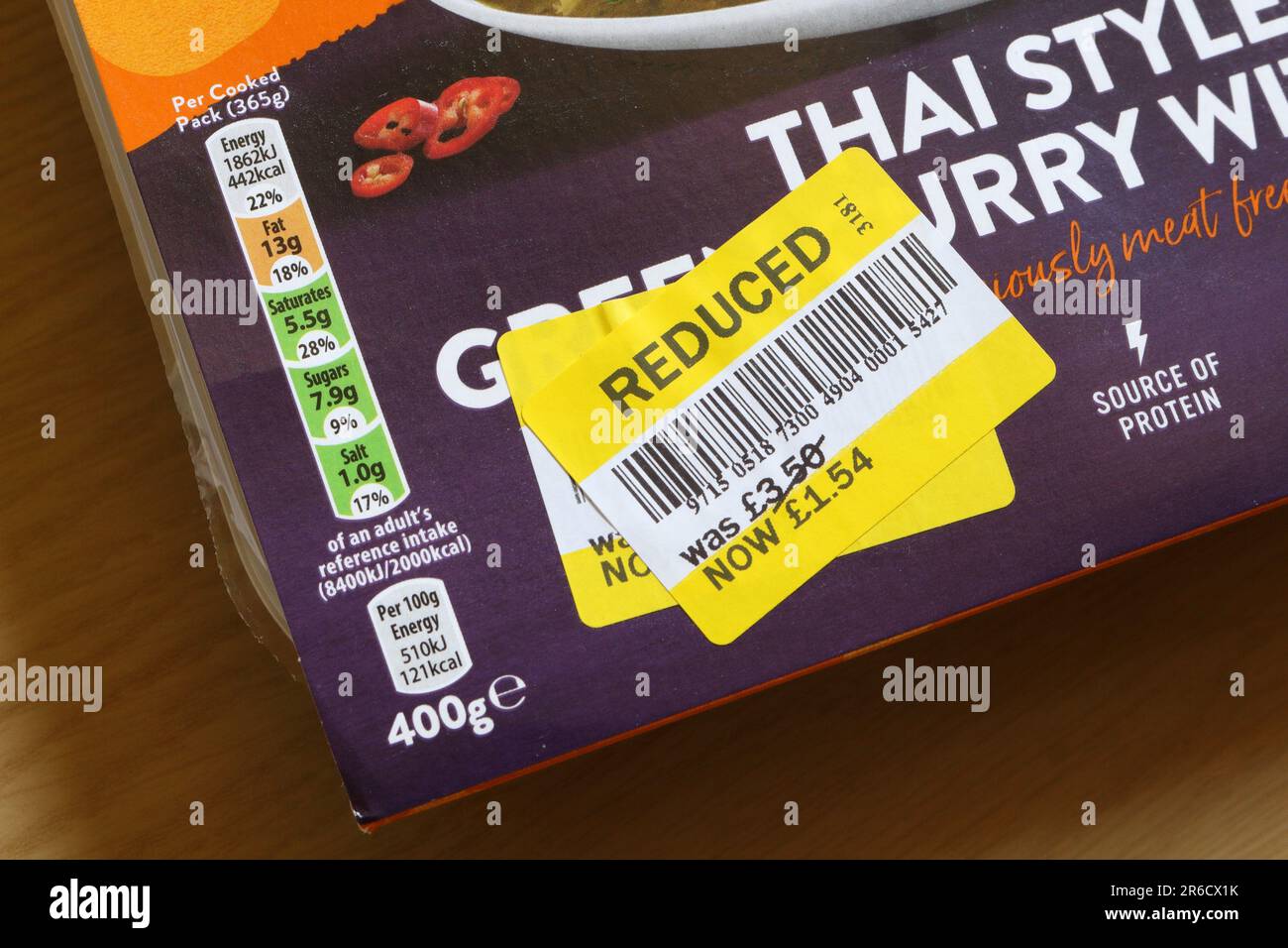 Tesco Supermarkt hat Preisaufkleber auf Lebensmitteln reduziert. England Großbritannien. Preissenkung für Lebensmittel, Preisnachlass nach Datum Stockfoto