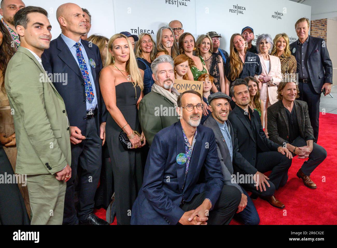 New York, USA. 8. Juni 2023. Co-Regisseure Josh und Rebecca Tickell (C) posieren mit Crew und Personal bei der Ankunft zur Weltpremiere ihres Dokumentarfilms „Common Ground“ beim Tribeca Film Festival. Kredit: Enrique Shore/Alamy Live News Stockfoto