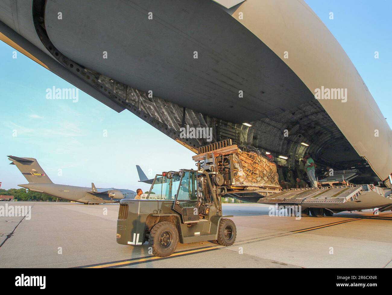 Ein Ladungsteam der 127. Logistik-Bereitschaftsstaffel, Michigan Air National Guard, lädt am 1. Juni 2023 Ausrüstung an Bord eines C-17 Globemaster III Schwerluftkraftflugzeugs der 144. Luftwaffenstaffel, Alaska Air National Guard. Das Beladen der Ausrüstung ist Teil der Schnelleinsatzübung Air Defender 23, einer globalen Schulung und Bereitschaftsübung. Das Logistikgeschwader 127. ist einer der vielfältigsten Arbeitsplätze im 127. Flügel und bietet Transport, Lufthafen, Logistik und Bereitschaftsunterstützung für den 127. Flügel. Der 127. LRS ist ein Stockfoto