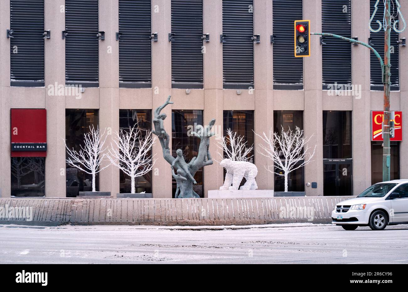 Winnipeg, Manitoba, Kanada - 11 17 2014: Winterblick auf Portage und Hauptkreuzung mit Tree Children Skulptur von Leo Mol, umgeben vom Winter Stockfoto