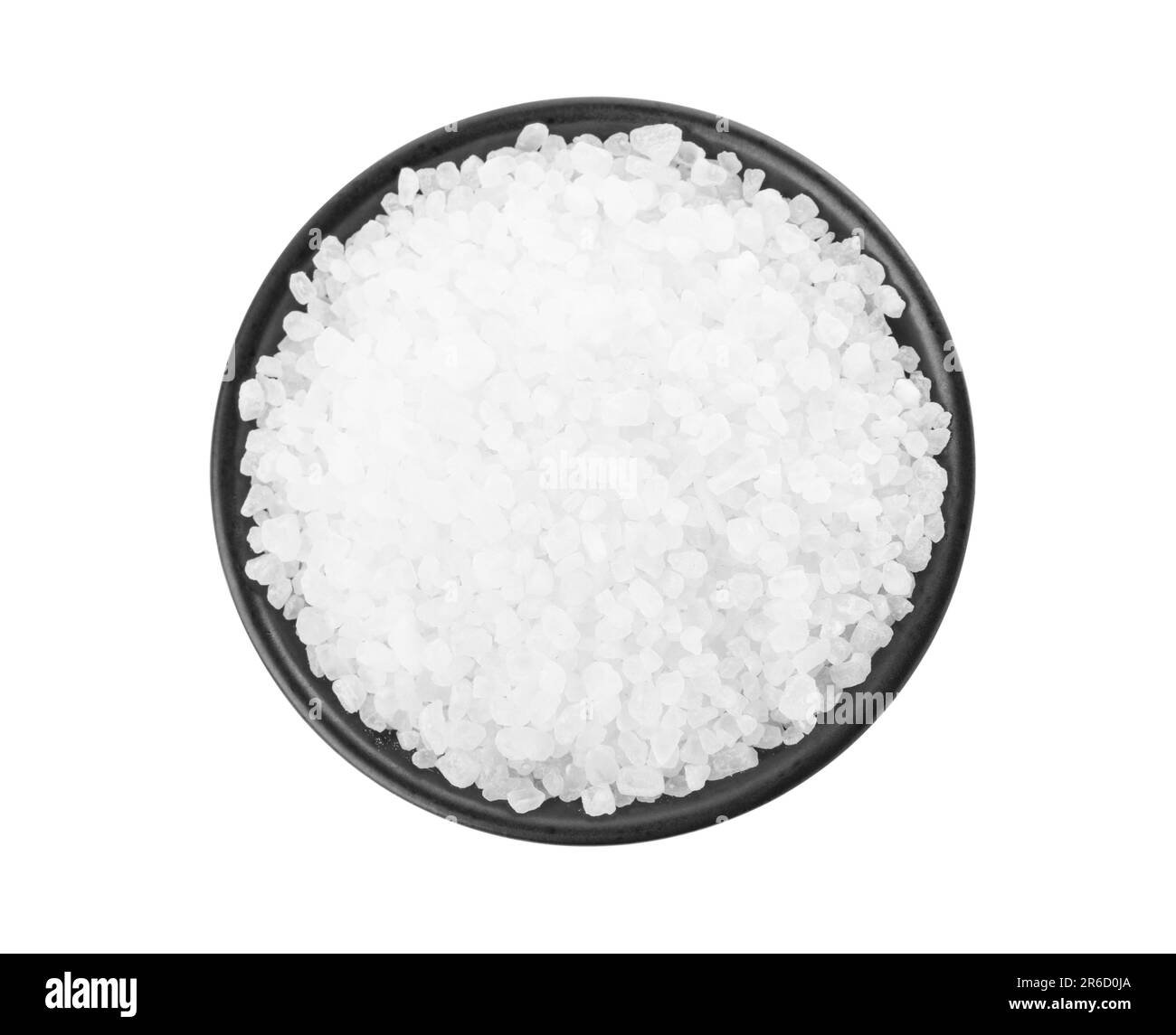 Natürliches Meersalz in schwarzer Schüssel isoliert auf weißem, Draufsicht Stockfoto