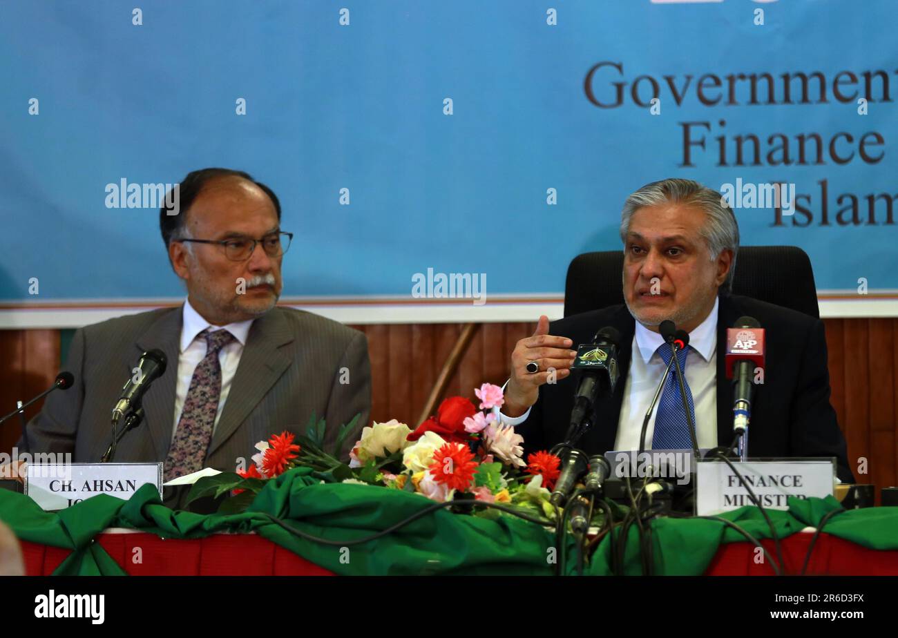 Der pakistanische Finanzminister Ishaq dar spricht auf einer Pressekonferenz, während er den jährlichen Wirtschaftsbericht einen Tag vor dem Haushaltsjahr enthüllt. Die Regierung von Ministerpräsident Shehbaz Sharif wird den Jahreshaushalt am Freitag vorlegen, zu einer Zeit, da das südasiatische Land mit seiner schlimmsten Wirtschaftskrise konfrontiert ist, mit monatelangen Verzögerungen bei der Sicherstellung der Finanzierung durch den Internationalen Währungsfonds (IWF). Der pakistanische Planungsminister Ahsan Iqbal erklärte, Pakistan habe ein geschätztes BIP-Wachstumsziel von 3,5 % für seinen Haushalt für das Haushaltsjahr 2023-24 gebilligt. (Foto: Raja Imran Bahadar/Pacific Press) Stockfoto