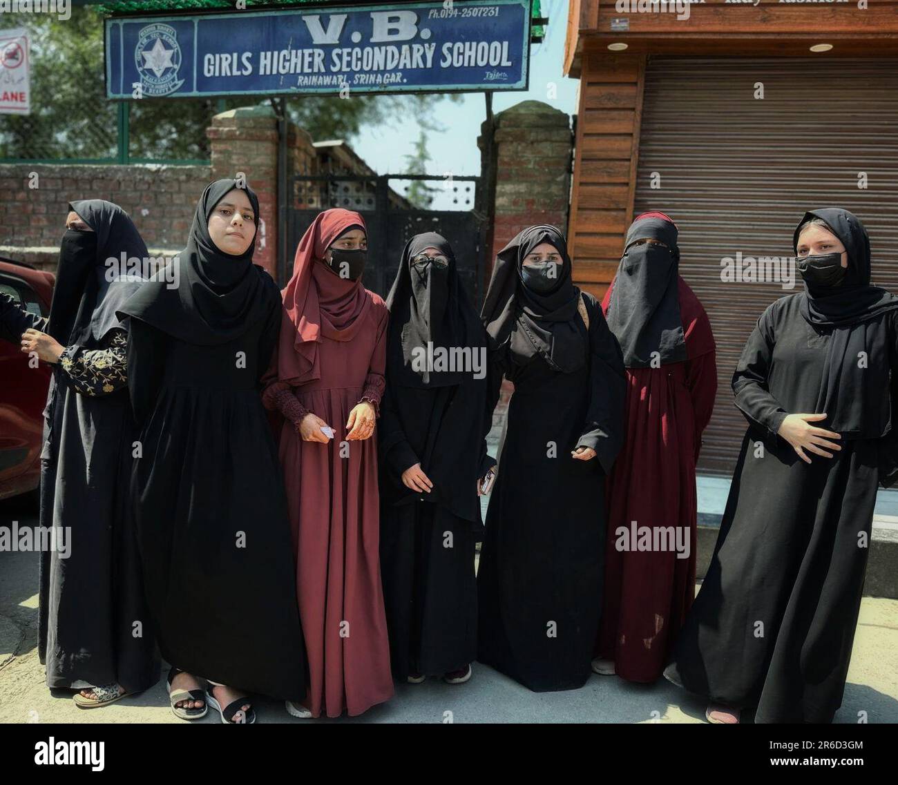 Srinagar, Indien, am 08. Juni 2023. Studenten protestieren vor der Vishwa Bharti Higher Secondary School in Srinagar das Sommergefängnis der Indianer verwaltete Kaschmir am 08. Juni 2023. Viele Schülerinnen der Vishwa Bharti Higher Secondary School in Srinagar inszenierten einen Protest gegen die Schulbehörde, weil sie ihnen angeblich nicht erlaubten, Abayas in der Schule zu tragen. Abaya ist ein Umhang oder ein loses Äußeres, das von muslimischen Frauen getragen wird. Es gehört seit Jahrhunderten zur Kleidung muslimischer Frauen. "Wir protestieren, weil die Schule uns nicht erlaubt, Abayas zu tragen", sagte ein Student. „Uns wurde gesagt, dass wir ab tragen können Stockfoto