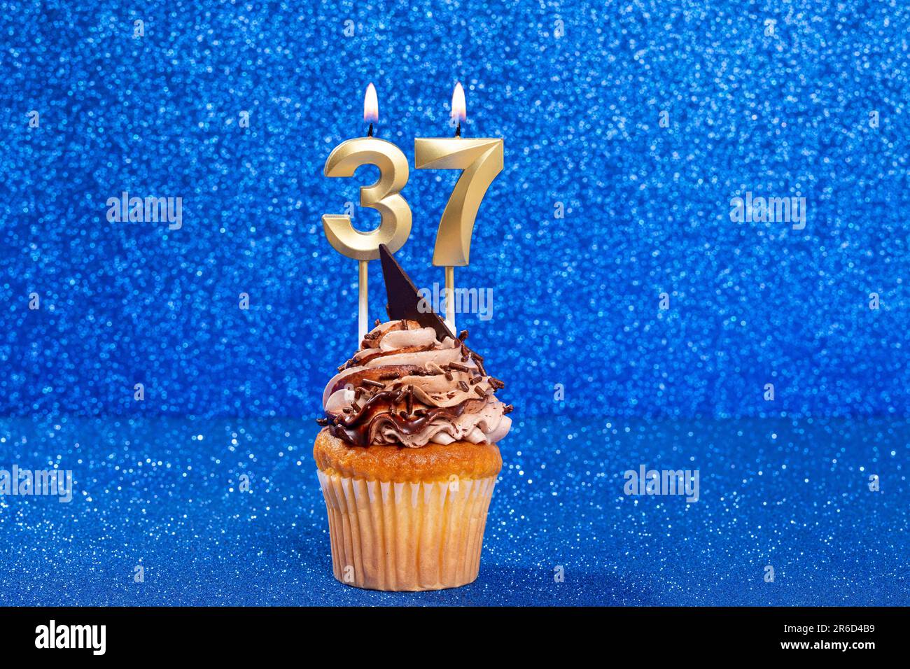 Cupcake Mit Nummer Für Geburtstags- Oder Jubiläumsfeier; Nummer 37 Stockfoto