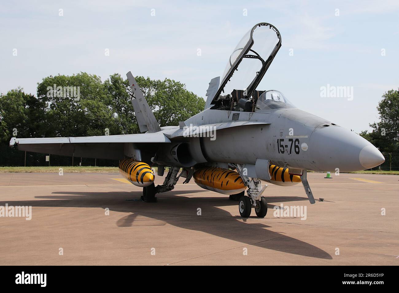 CE.15-07 (15-76), ein McDonnell Douglas EF-18B Hornet, betrieben von der spanischen Luft- und Raumfahrtbehörde, auf statischer Ausstellung bei der Royal International Air Tattoo, die bei der RAF Fairford in Gloucestershire, England, stattfand. Stockfoto