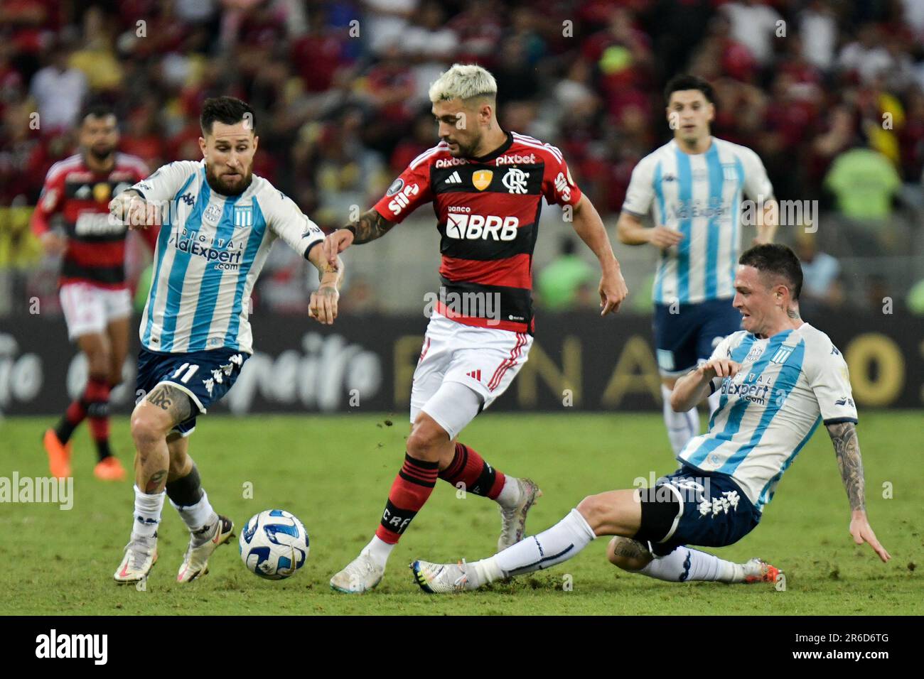 Rio De Janeiro, Brasilien. 08. Juni 2023. Maracana Stadion Giorgian De Arrascaeta von Flamengo konkurriert mit Jonatan Gomez und Anibal Moreno of Racing während des Spiels zwischen Flamengo und Racing (ARG) um die 5. Runde der Gruppe A der Copa Libertadores 2023 im Maracana Stadium, diesen Donnerstag, Messe 08,30761 (Marcello Dias/SPP) Foto: SPP Sport. Alamy Live News Stockfoto