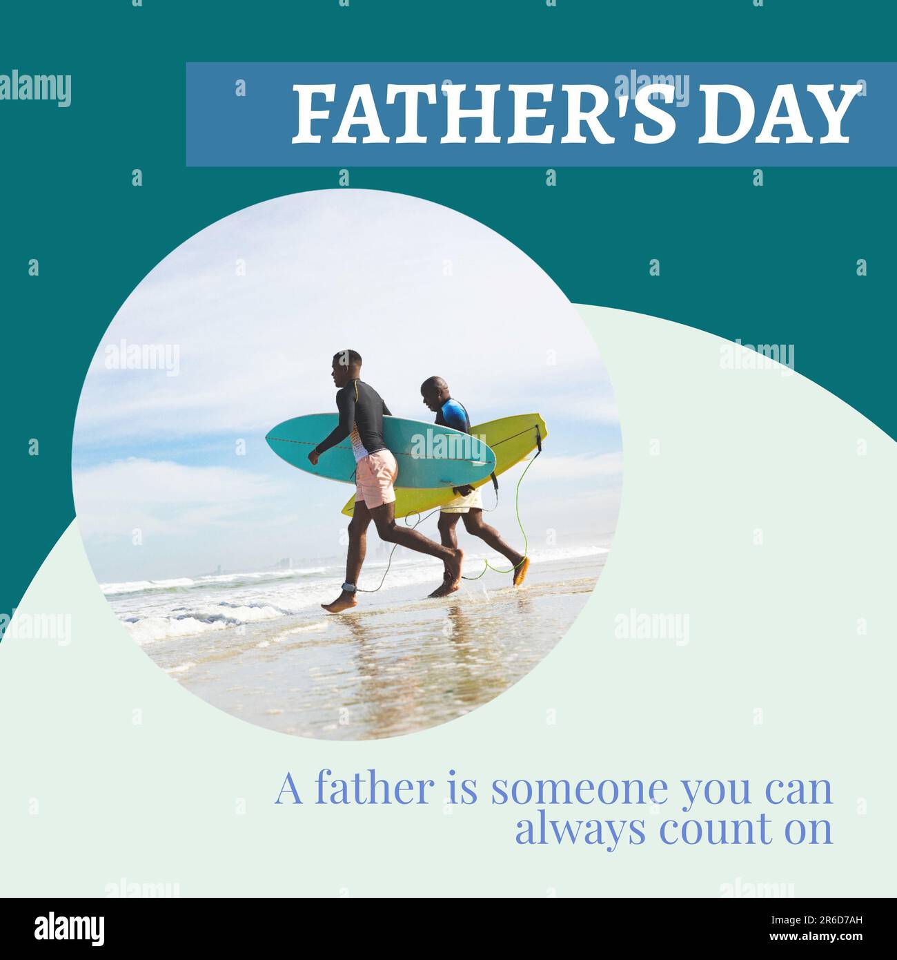 Text zum Vatertag, afroamerikanischer Senior-Vater, junger Sohn mit Surfbrettern am Strand Stockfoto