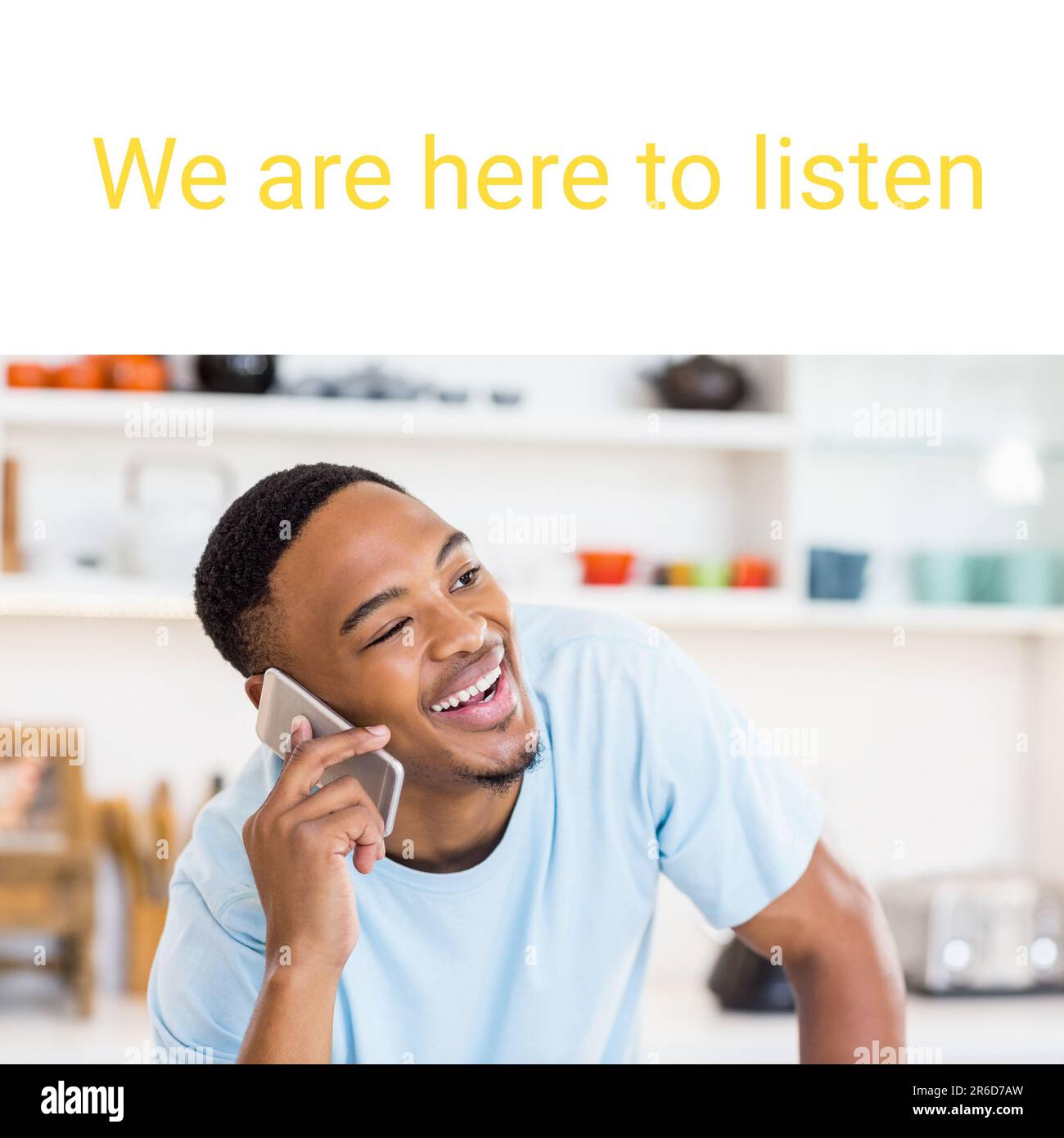 Composite von "Wir sind hier, um SMS und einen glücklichen afroamerikanischen jungen Mann zu hören, der über Smartphone spricht. Stockfoto