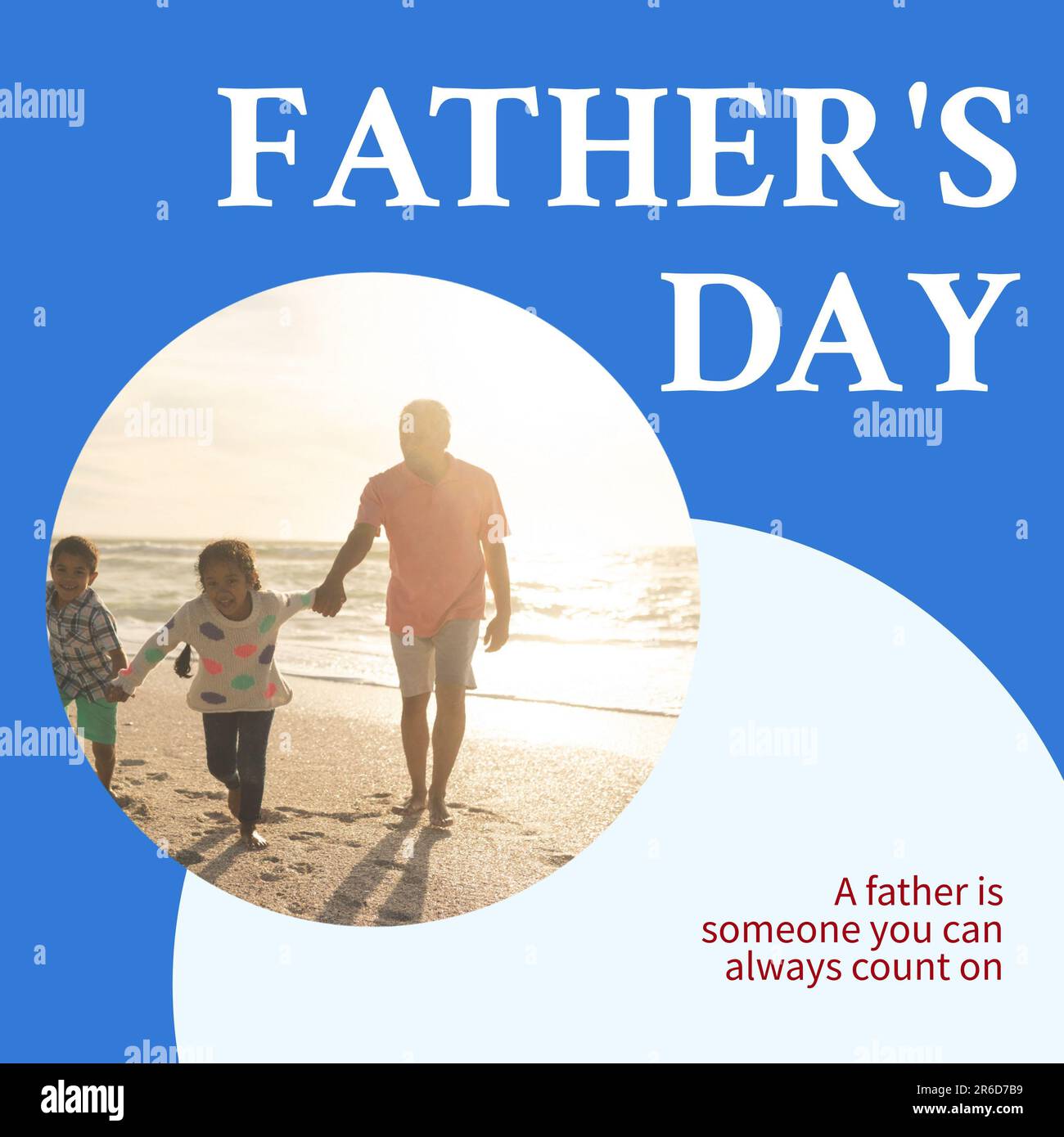 Zusammengesetzt aus Text zum Vatertag und Großvater aus birassischer Herkunft mit Enkelkindern, die am Strand Spaß haben Stockfoto