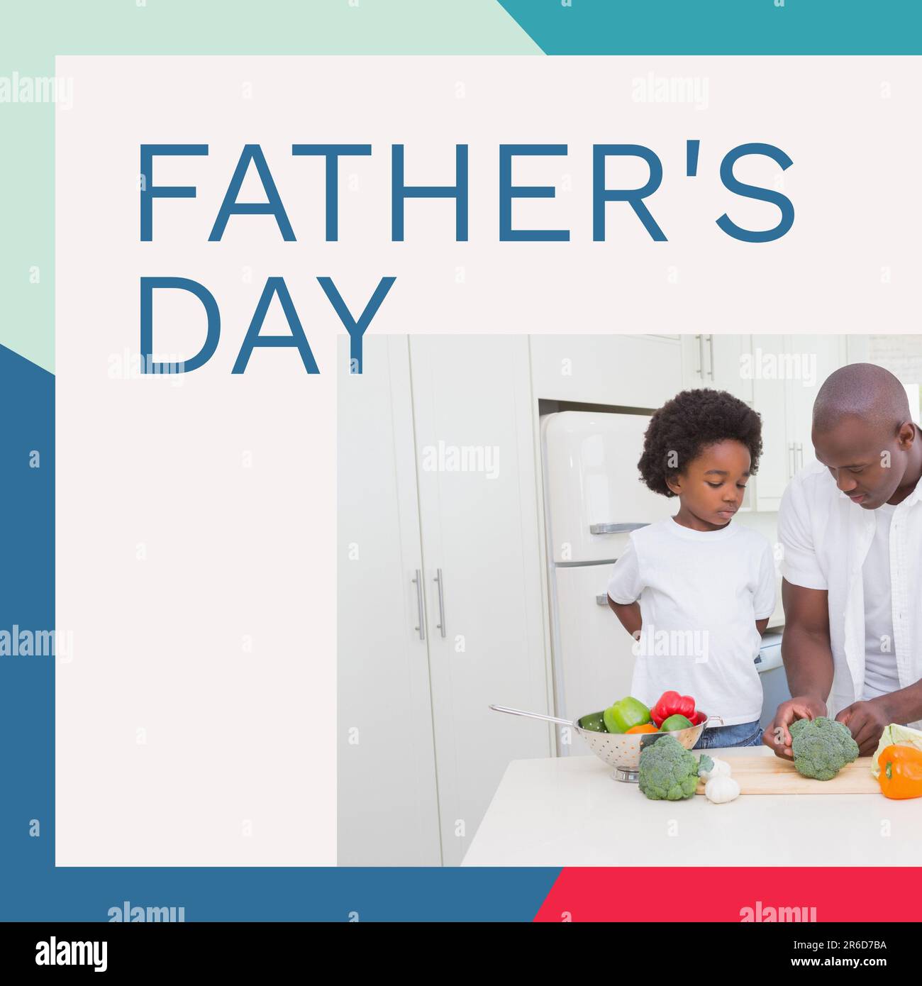 Zusammengesetzt aus Vatertagstext über afroamerikanischem Vater, der Gemüse hackt, mit Sohn auf der Theke Stockfoto
