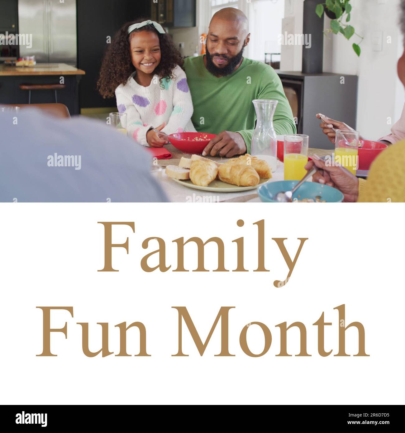 Composite aus Familienspaßmonat Text und afroamerikanischem Vater und Tochter, die zu Hause zu Mittag essen Stockfoto