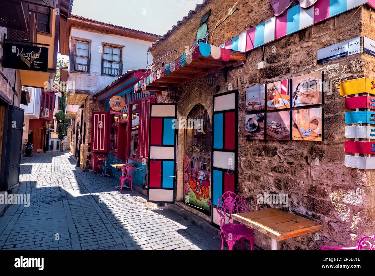 Straßenszenen in der farbenfrohen Altstadt von Kaleic, Antalya, Türkei Stockfoto