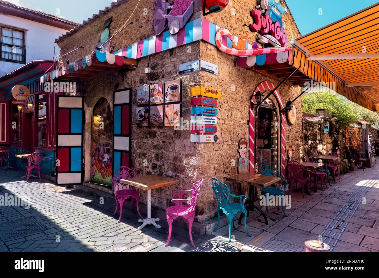 Straßenszenen in der farbenfrohen Altstadt von Kaleic, Antalya, Türkei Stockfoto