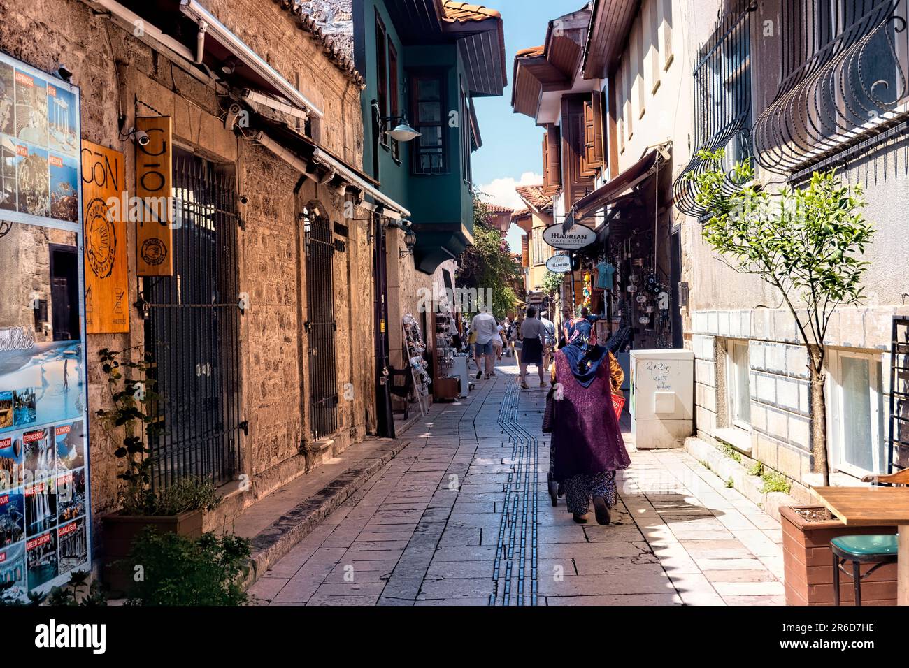 Straßenszenen in der farbenfrohen Altstadt von Kaleic, Antalya, Türkei Stockfoto