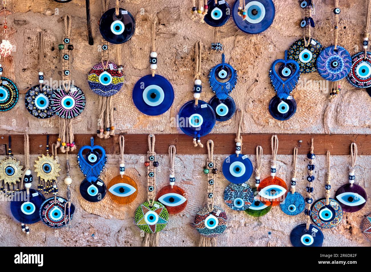 Nazar Boncuk, türkische „böse Auge“-Amulette zum Verkauf in der Altstadt von Kaleiz, Antalya, Türkei Stockfoto