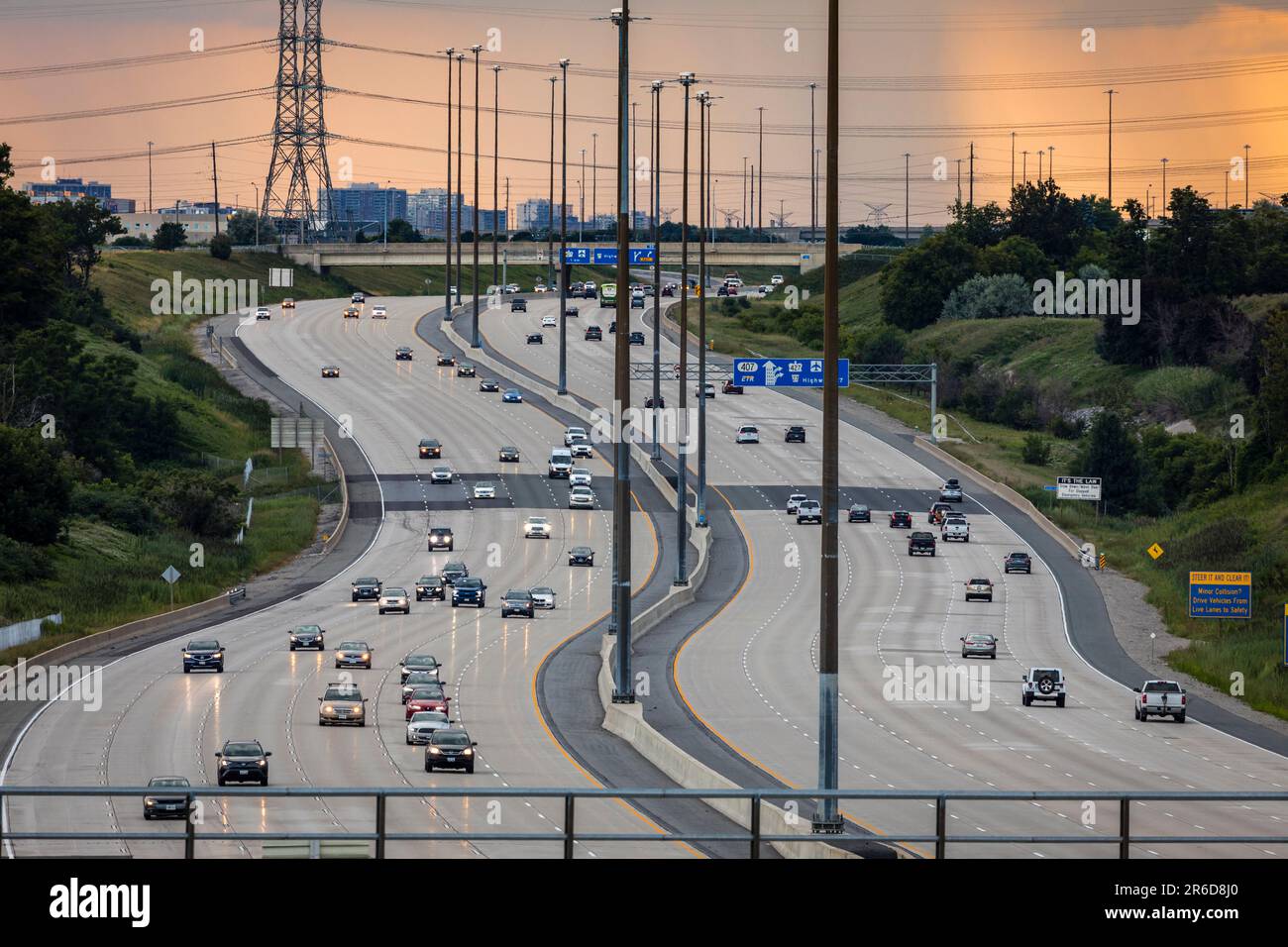 Highway 407 westlich von Highway 427 nach Osten. Stockfoto