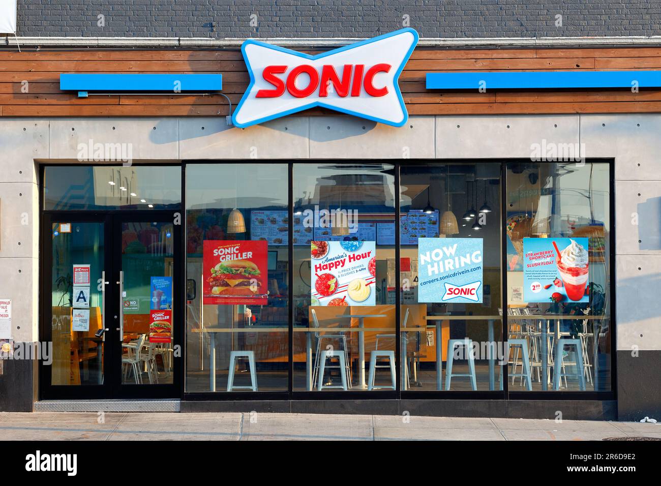 Sonic Drive-in, 37-02 Queens Blvd, Queens, NYC, Schaufensterfront eines Fast-Food-Restaurants ohne Drive-in im Viertel Sunnyside, New York. Stockfoto