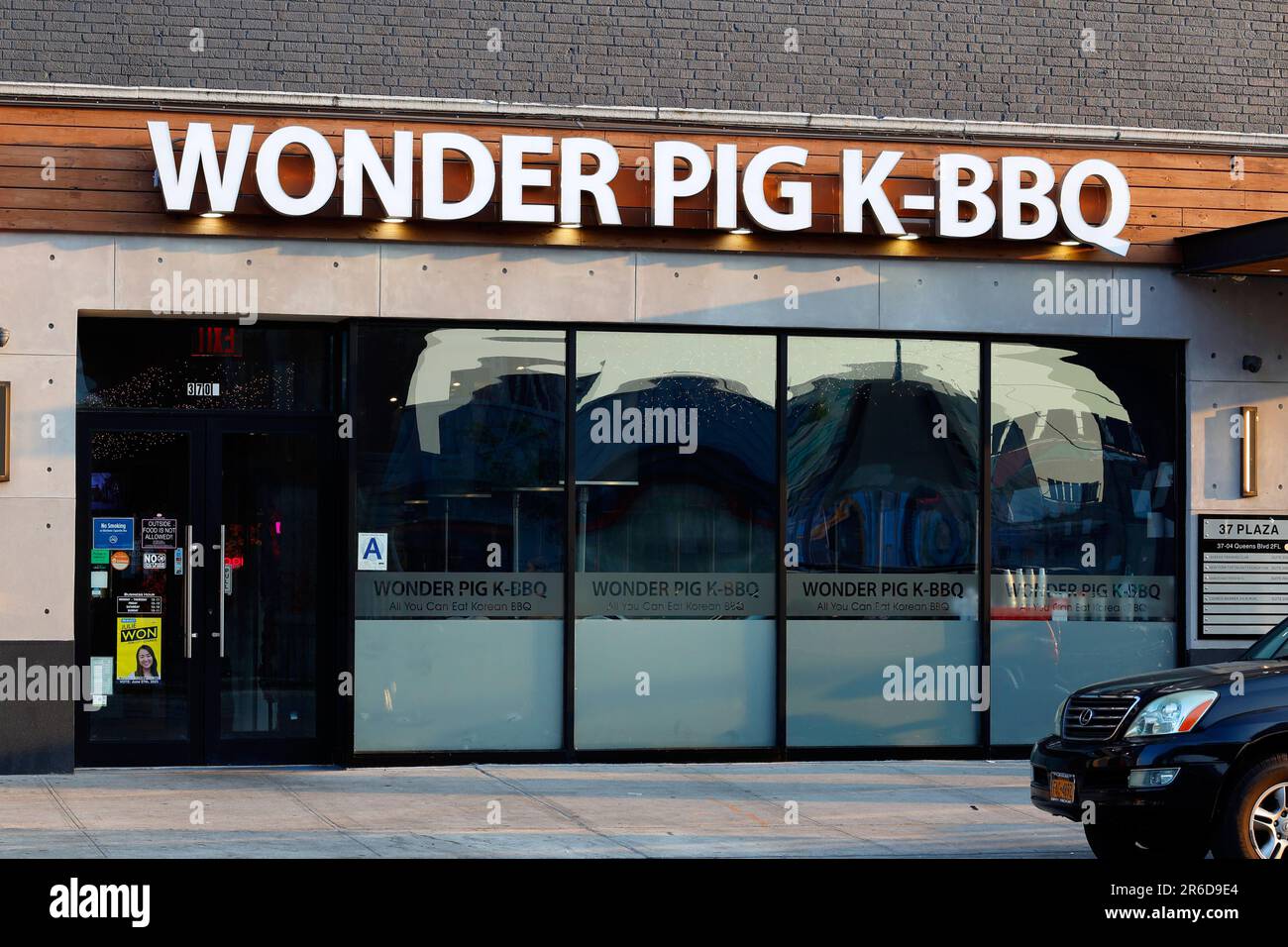 Wonder Pig K-BBQ, 37-08 Queens Blvd, Queens, NYC-Schaufensterfoto eines koreanischen AYCE-Grillplatzes im Viertel Sunnyside, New York. Stockfoto