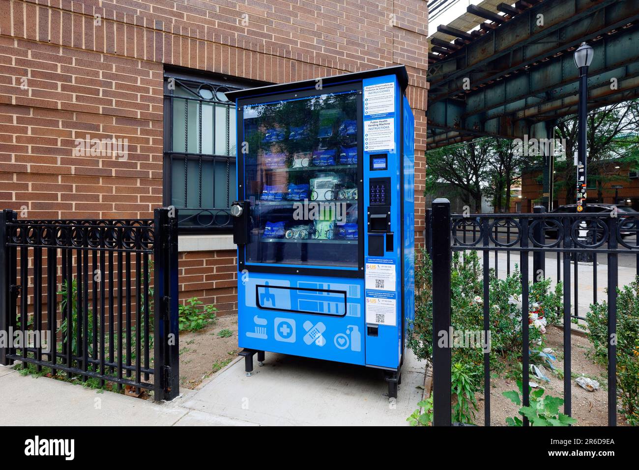 Ein NYC Public Health Verkaufsautomat, das Opioid-Überdosis-Rettungskits enthält, die Naloxon Nasenspray, Teststreifen für Fentanyl und Xylazin enthalten. Stockfoto
