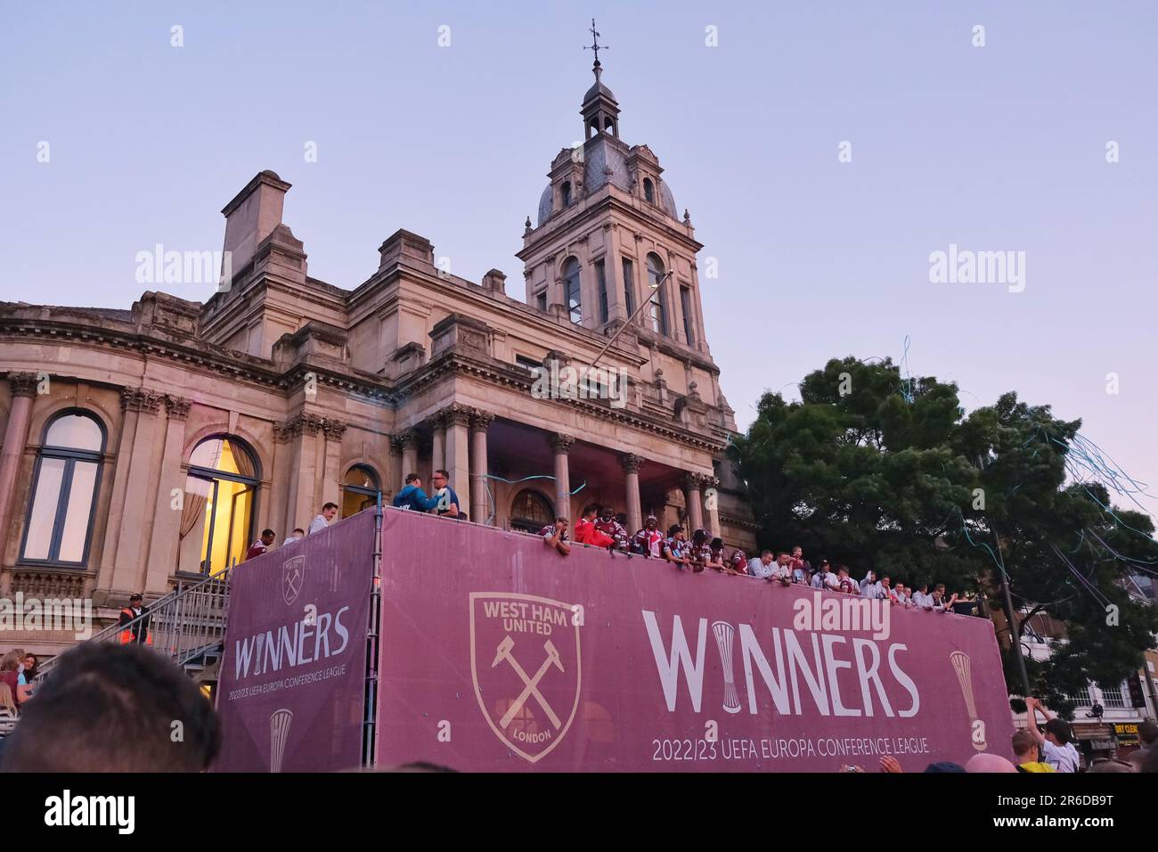 London, Großbritannien. 8. Juni 2023. Nach dem Sieg von West Ham United gegen ACF Fiorentina 2-1 im Finale der UEFA Europa Conference League wurde eine Busparade mit offenem Oberdeck organisiert, bei der Tausende von Fans die Straßen von East London säumen, um einen Blick auf die Spieler zu werfen. Es ist die erste große Trophäe des Teams seit 43 Jahren. Kredit: Elfte Stunde Fotografie/Alamy Live News Stockfoto