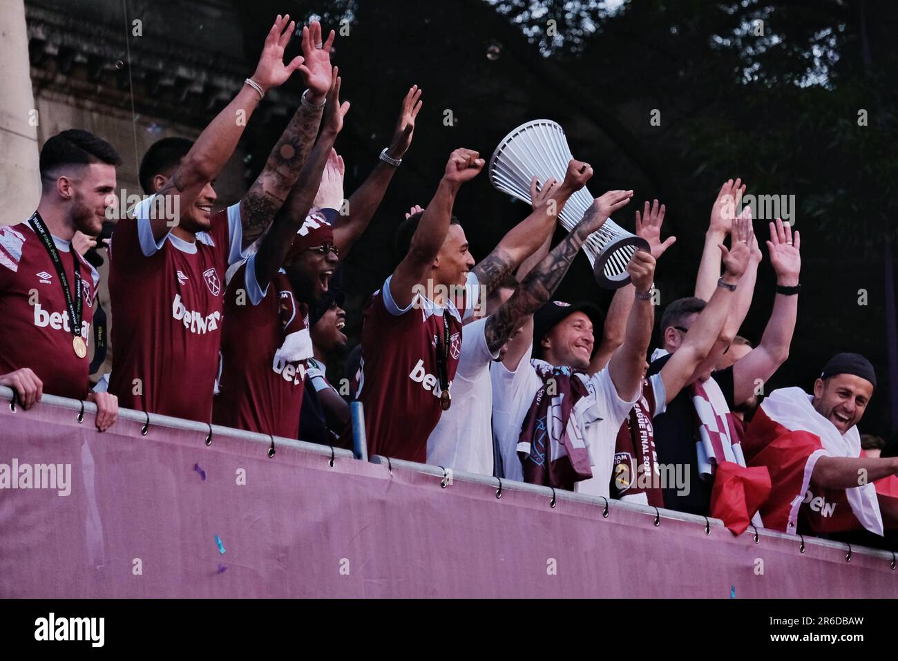 London, Großbritannien. 8. Juni 2023. Nach dem Sieg von West Ham United gegen ACF Fiorentina 2-1 im Finale der UEFA Europa Conference League wurde eine Busparade mit offenem Oberdeck organisiert, bei der Tausende von Fans die Straßen von East London säumen, um einen Blick auf die Spieler zu werfen. Es ist die erste große Trophäe des Teams seit 43 Jahren. Kredit: Elfte Stunde Fotografie/Alamy Live News Stockfoto