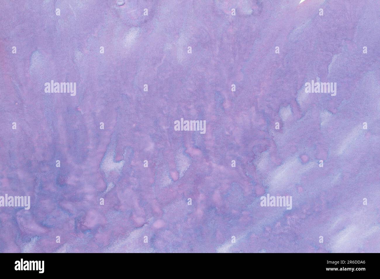 Violett gestrichener, wasserfarbener Hintergrund auf Papierstruktur Stockfoto